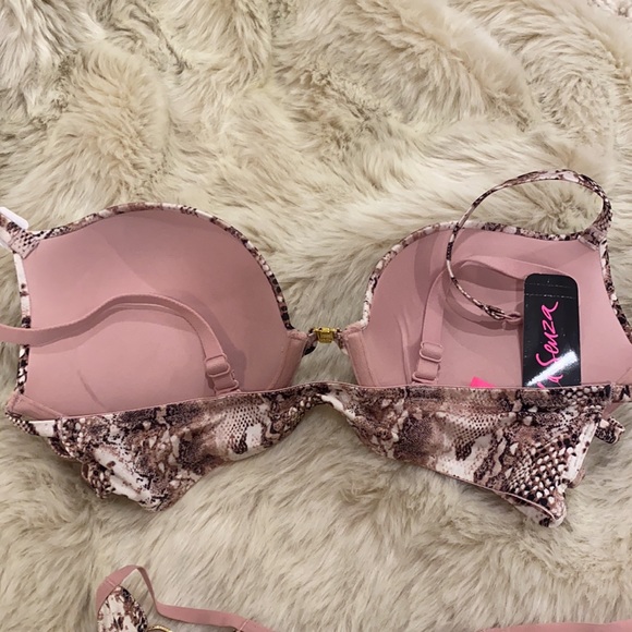 Lasenza bra & 3 panties - Picture 3 of 5